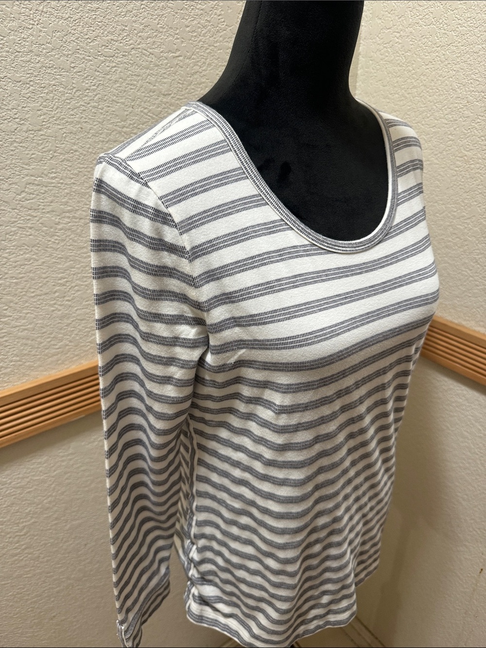 Talbots Women's Striped Long-Sleeve Scoop Neck Top - White & Gray Size M - Picture 3 of 7